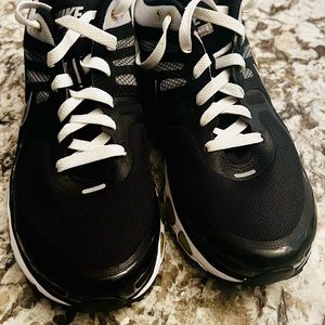 Men’s Nike AirMax shoes. Size: 9 1/2. Running/ workout shoes